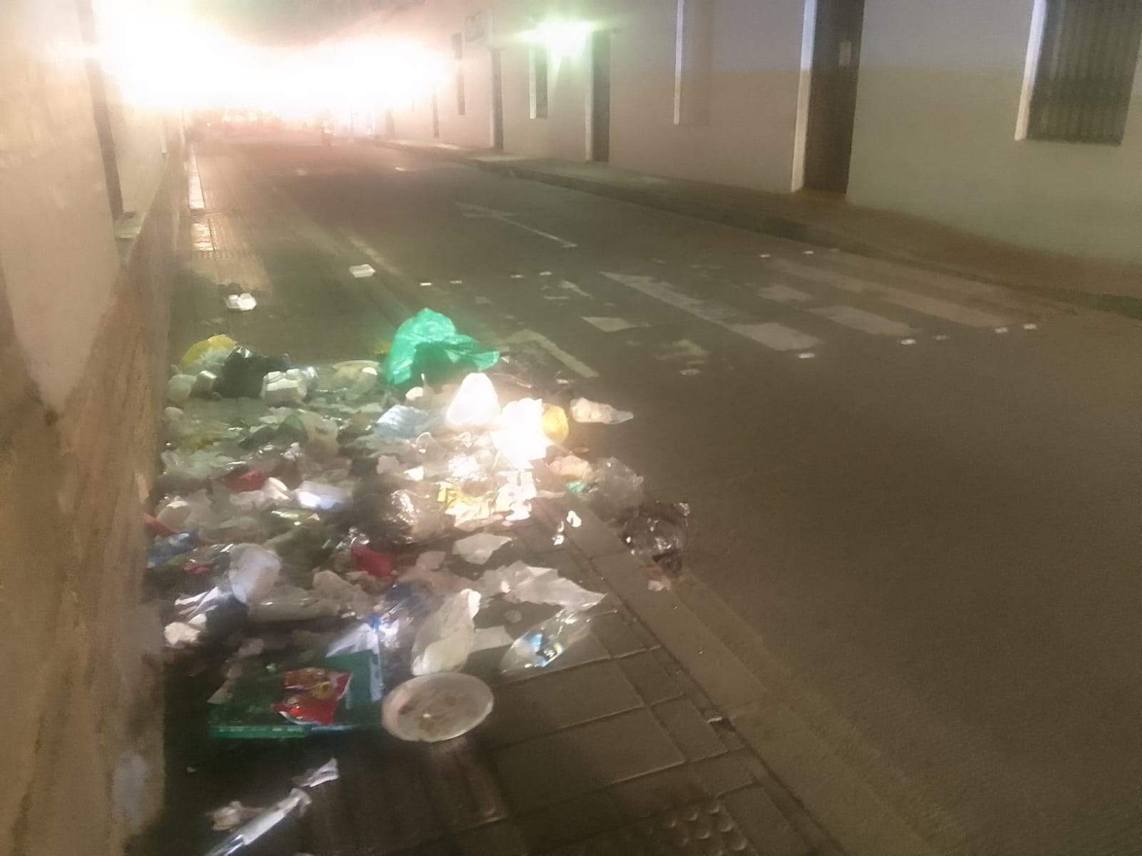 Hidalga y sucia Popayán Extranjeros caminan en medio de la basura