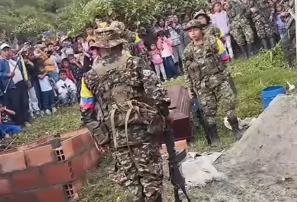 (Vídeo) Disidencias hicieron un funeral en medio de los habitantes de Silvia, Cauca