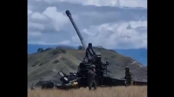 (Vídeo) Con cañón de artillería pesada Ejército se enfrenta con "Los Márquez" en Argelia, Cauca