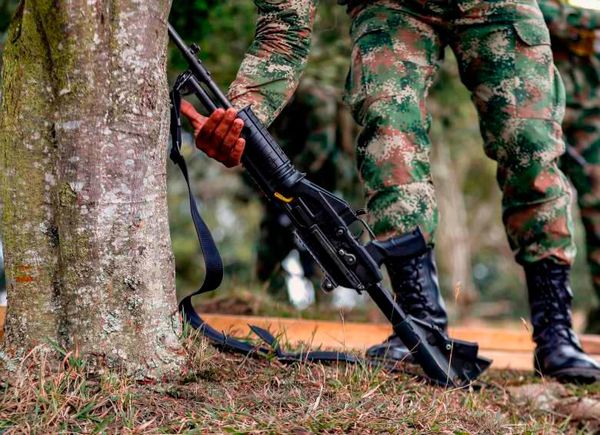 Cinco militares investigados por vender un arma de fuego a las disidencias del Cauca