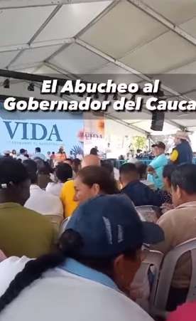 El gobernador del Cauca, Elías Larrahondo, fue abucheado por los campesinos tambeños