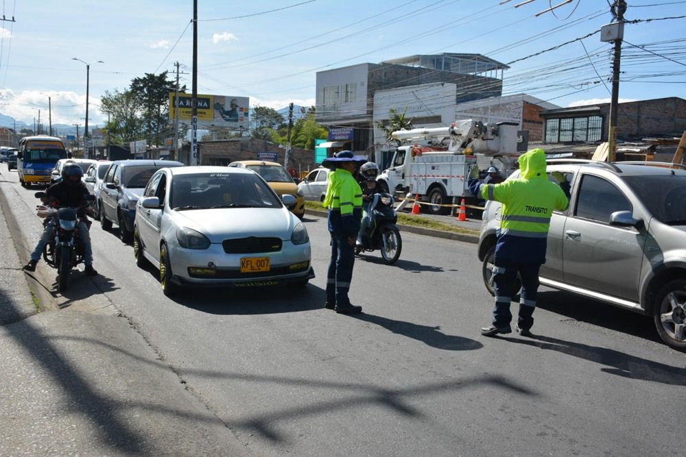 Agente de tránsito fue arrollado por un motociclista en un puesto de control en Popayán