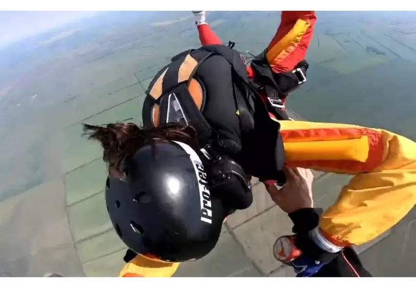 (Vídeo) Mujer se salvó de morir al practicar paracaidismo gracias a su instructor