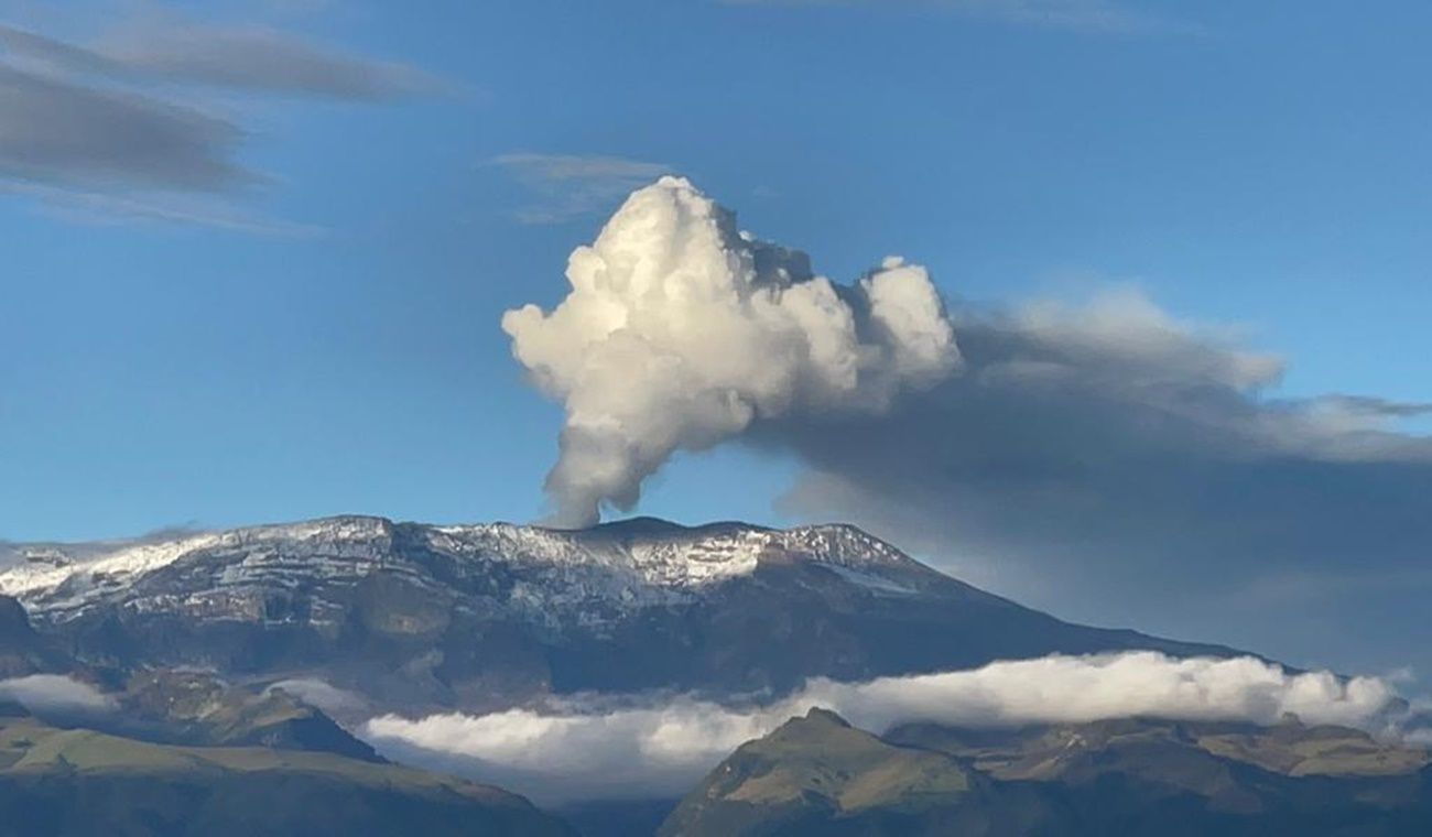 ¡Alerta! Volcán Nevado del Ruiz emite fumarola de 1.300 metros de alto