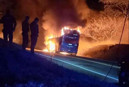 Delincuentes quemaron un bus de transporte intermunicipal