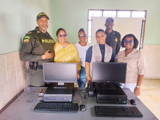 ¡Caucanos que le ponen el alma! Policía y empresa privada donan computadores a estudiantes de Puerto Tejada
