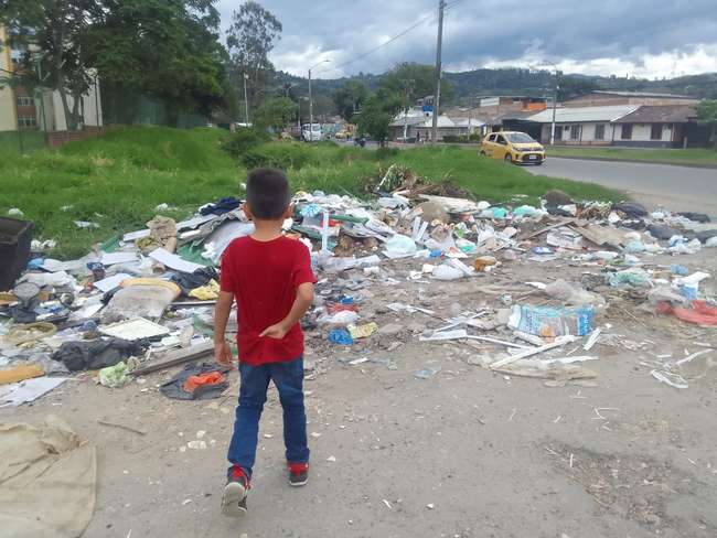 Carrera primera con calle 12 de Popayán: el 'señor basurero' que tiene en jaque a la comunidad