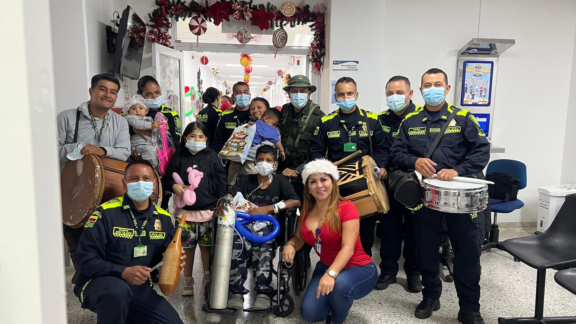 La Policía y líderes sociales llevan regalos a los niños que permanecen en el hospital Universitario San José de Popayán