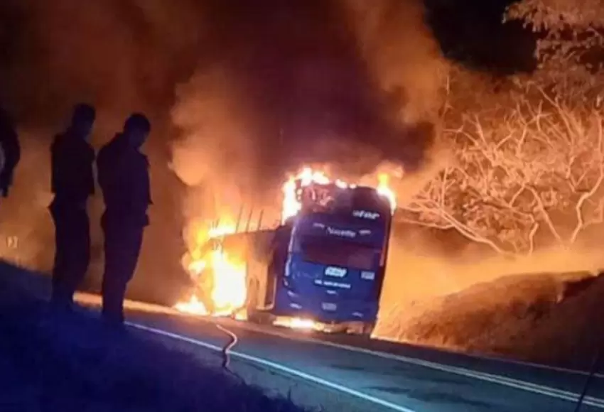 Dos sujetos que iban como pasajeros quemaron bus de servicio público
