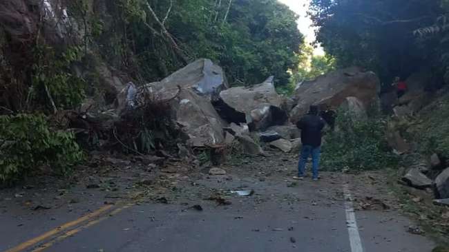 Bloqueada la vía Bogotá-Medellín tras derrumbe