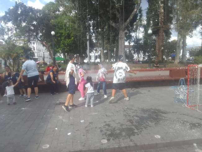 Niños y niñas se reúnen en el parque Caldas para jugar con talco y carioca