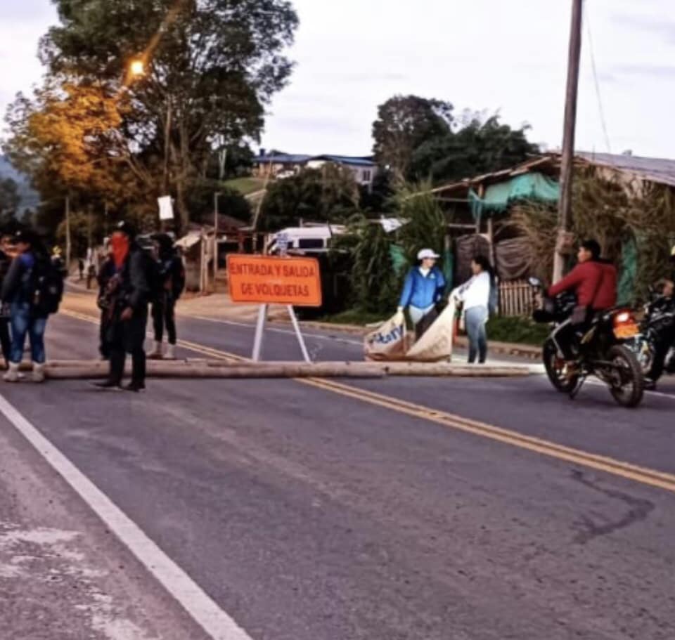 La vía Popayán-Cali continúa bloqueada por protesta de comunidades indígenas