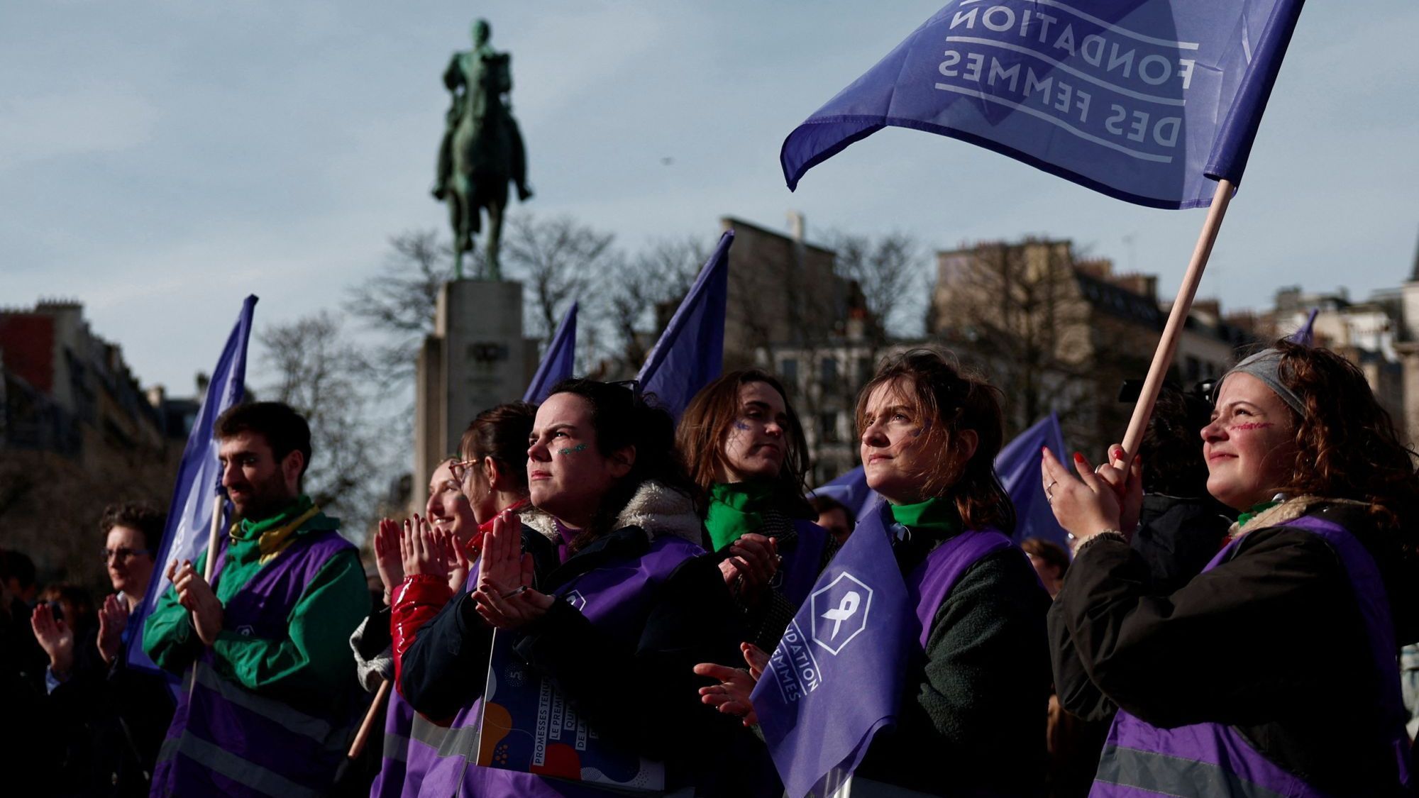 ¡Histórico! Francia ratifica el derecho al aborto en el Día Internacional de la Mujer