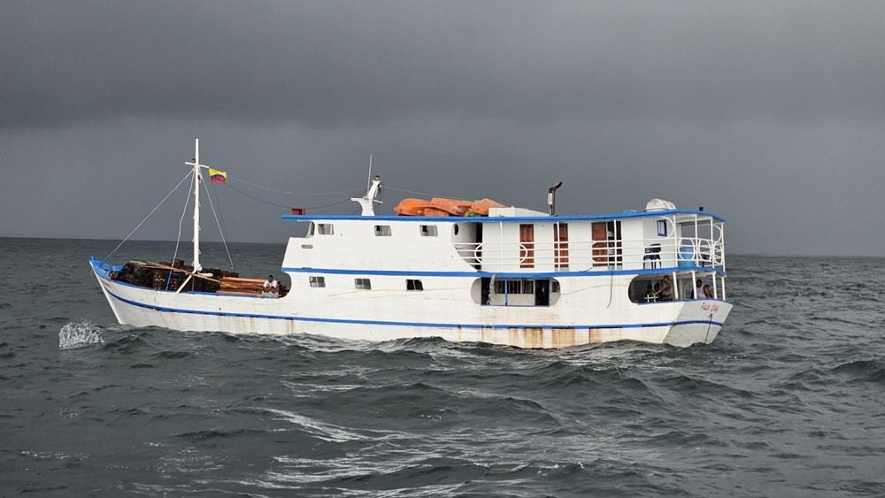 Armada Nacional rescató a 25 pasajeros de una embarcación y evitó que se hundiera