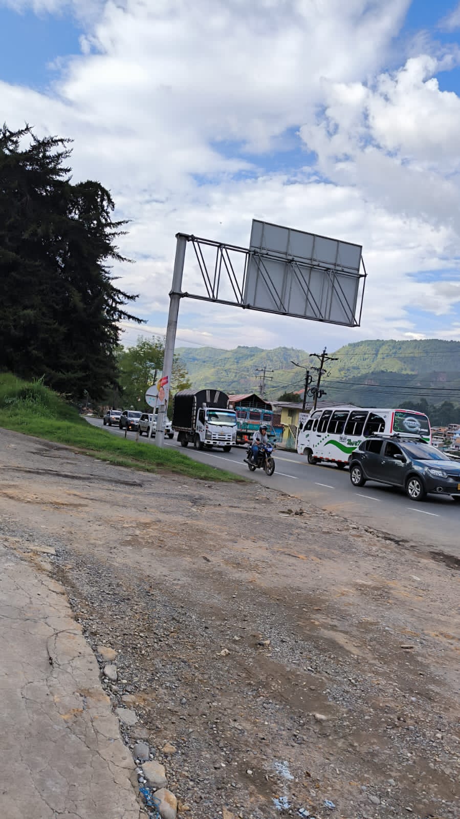 ¡Guerra en el Cauca! Un policía muerto y cuatro heridos heridos tras hostigamiento a la Policía en la vía Popayán-Cali