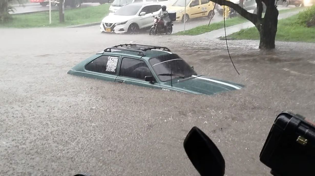 [Videos] Cali 💥🌇, ¡Inundada! 🌊 Estas son las impresionantes 😮 imágenes tras el fuerte 🌧️⛈️ aguacero