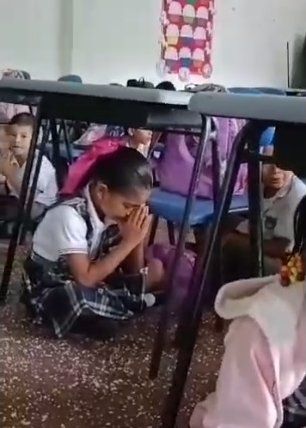 Suárez: niños y niñas oran debajo de sus pupitres mientras disidencias de las Farc atacaban a la Policía