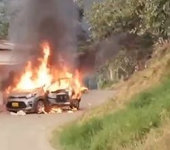 Toribío: incineran un vehículos en medio de combates