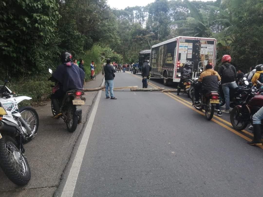 (Vídeos) Campesinos bloquean la vía Panamericana en el sur del Cauca