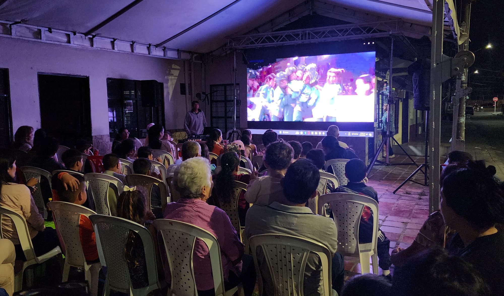 ‘Cine al barrio’ integró a la comunidad del José Hilario López