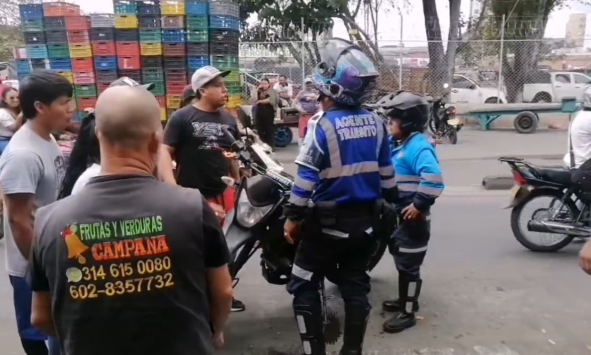 (Vídeo) agredieron e intentaron quemar motocicleta a un agente de tránsito en Popayán