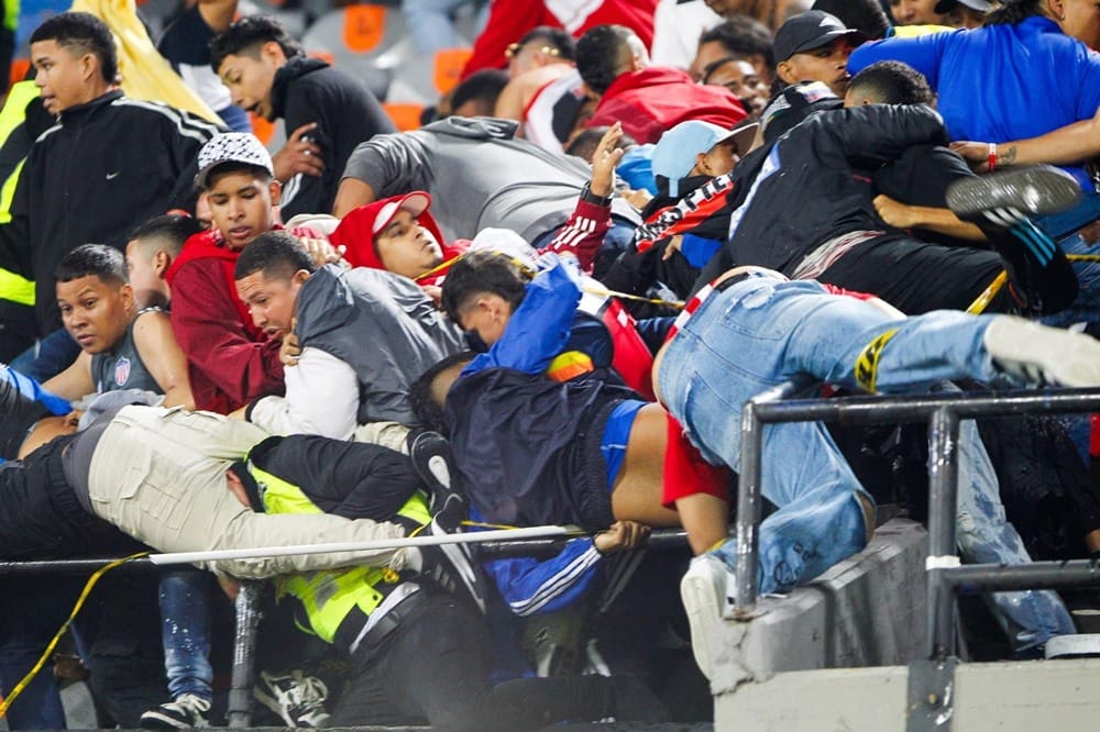 Más de 21 heridos dejó batalla campal entre hinchas del Junior y Nacional