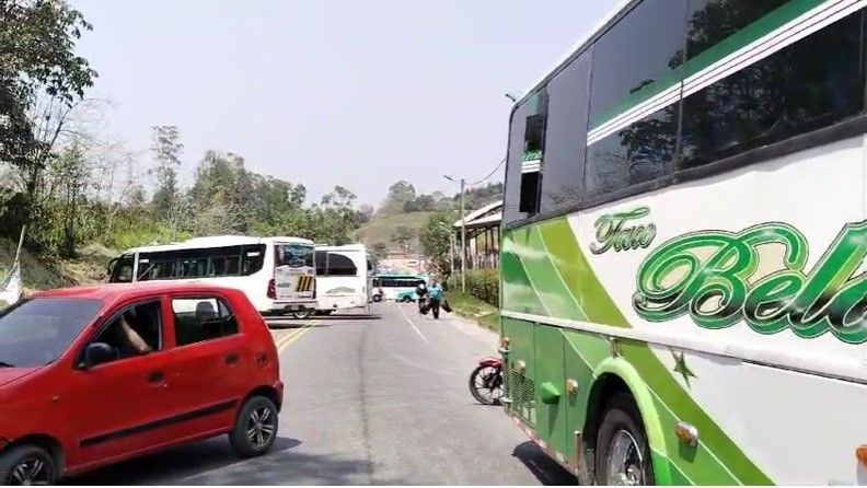 En video se registran riñas por bloqueo a la salida de Popayán