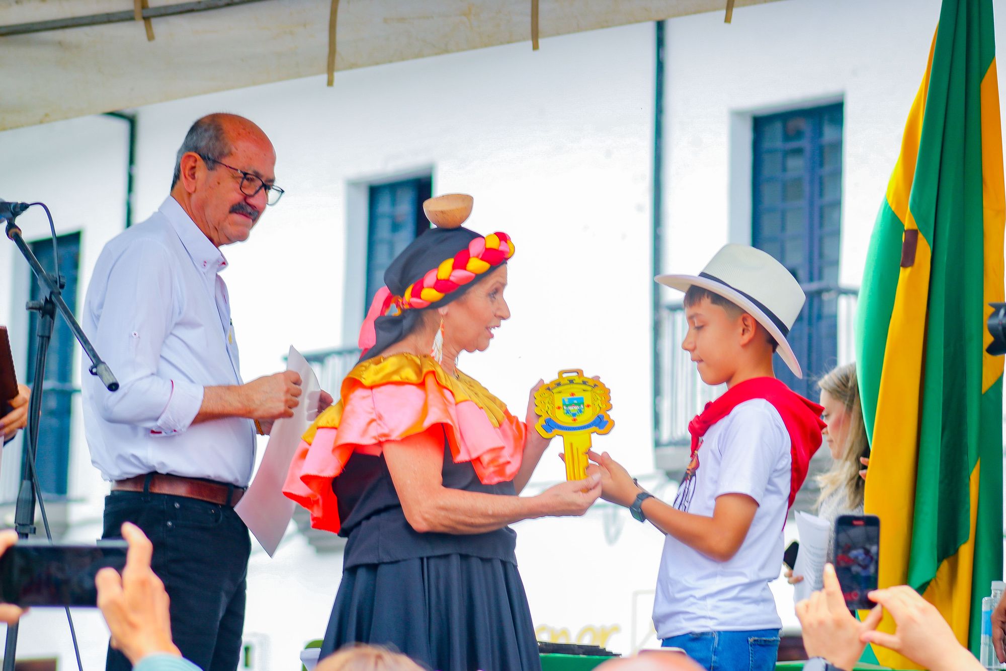 Alcaldía formaliza titulación del Parque Caldas y 36 predios más