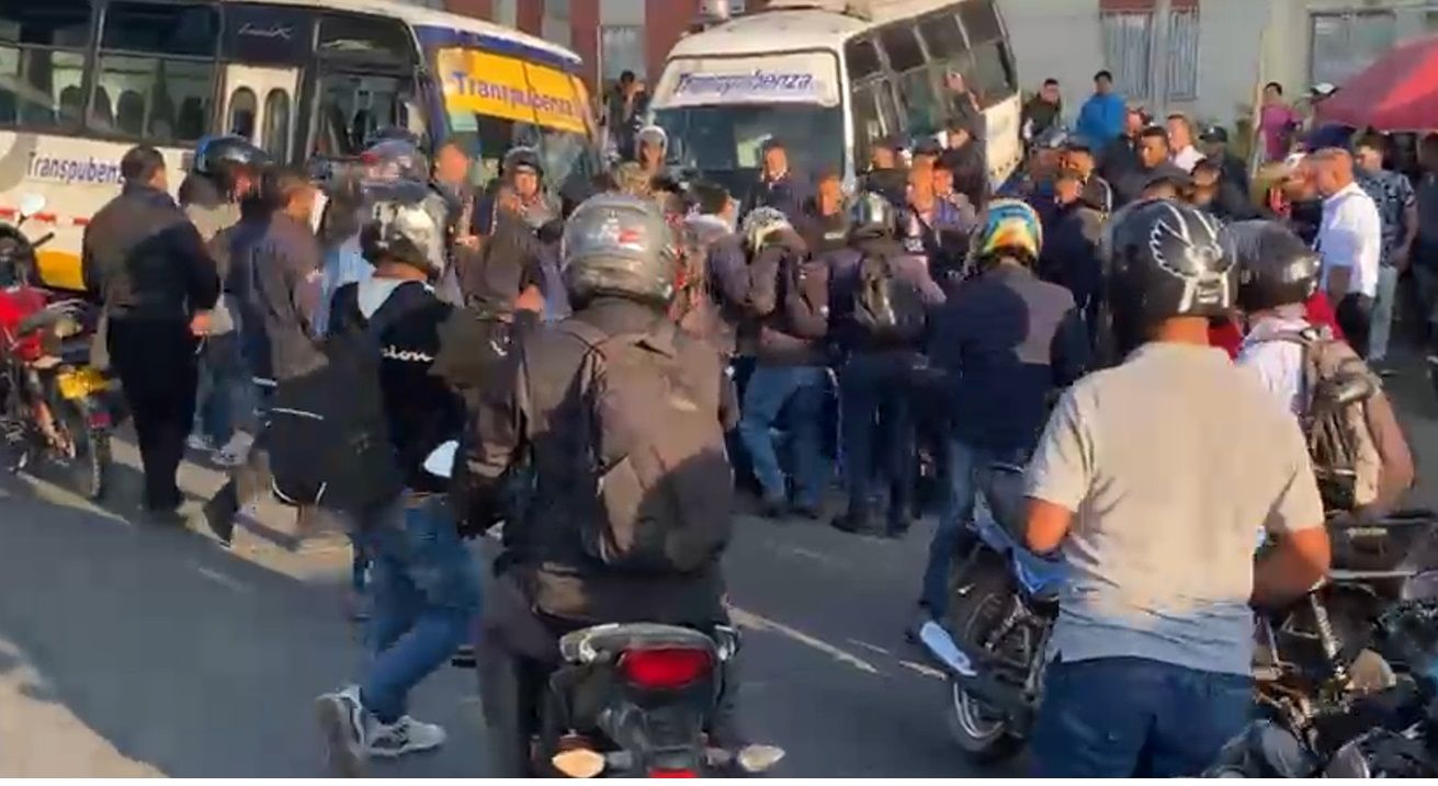 En video quedó registrada una pelea en medio del bloqueo de vías en Popayán