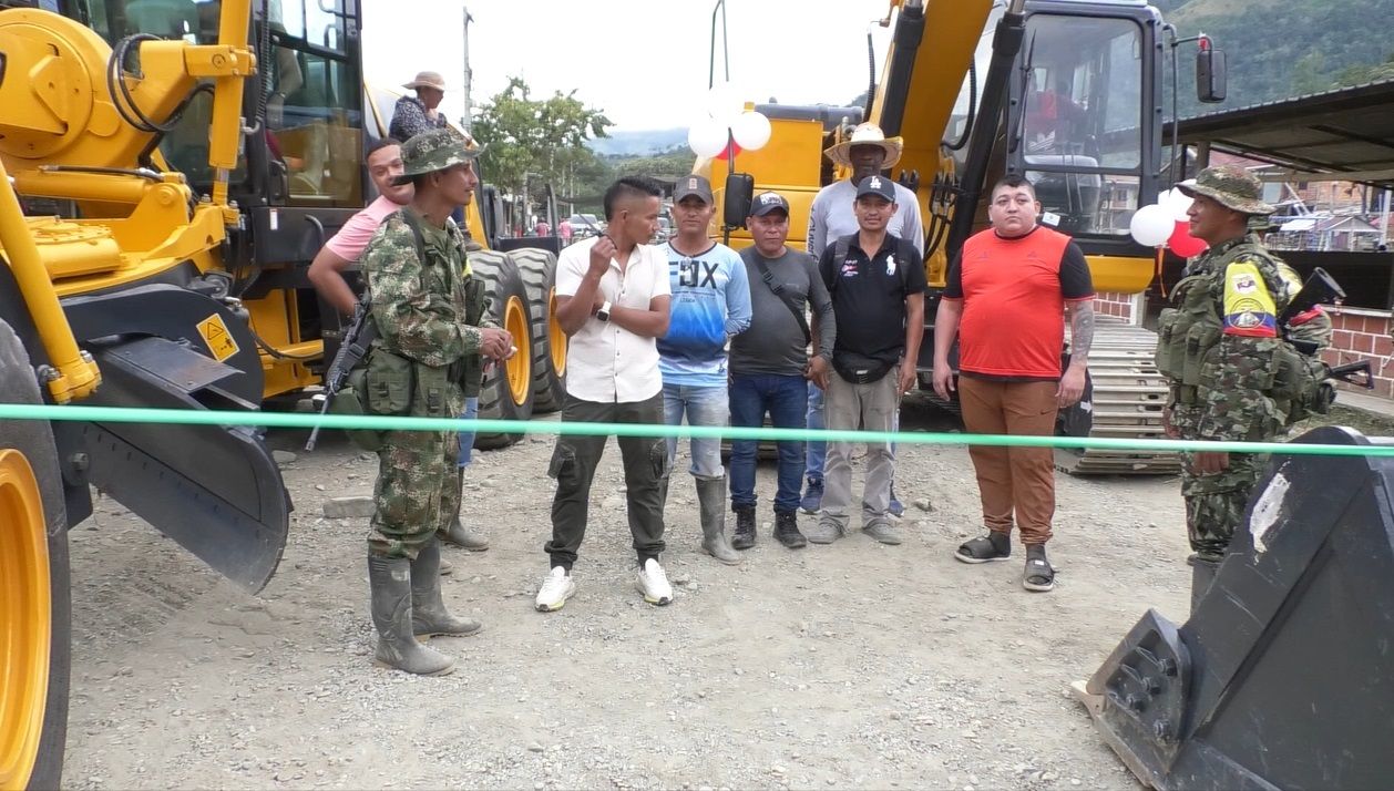 Cansados de la exclusión y el olvido, habitantes del Cañón del Micay compraron su propia maquinaria amarilla