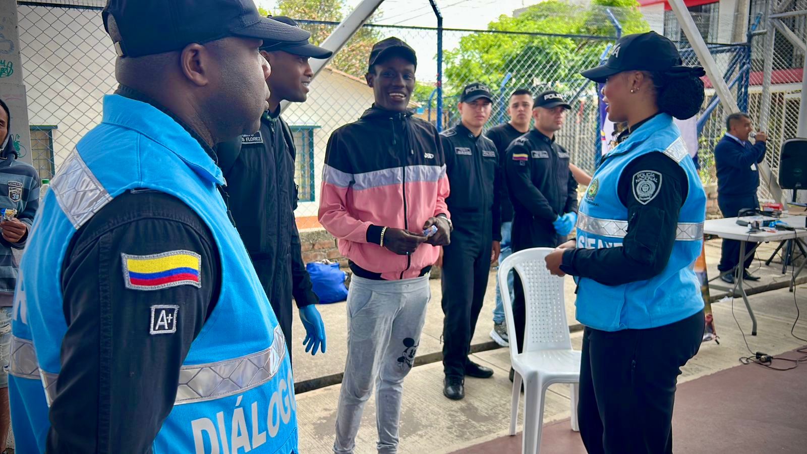 Actividad social de la Policía en el barrio La Paz de Popayán