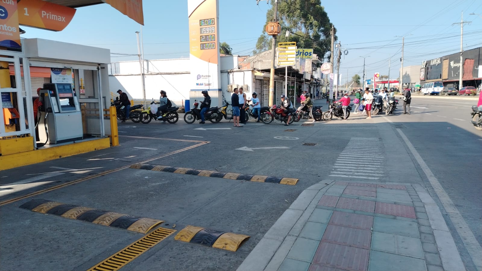 Cientos de ciudadanos de Popayán hacen largas filas para tanquear sus vehículos debido al paro camionero