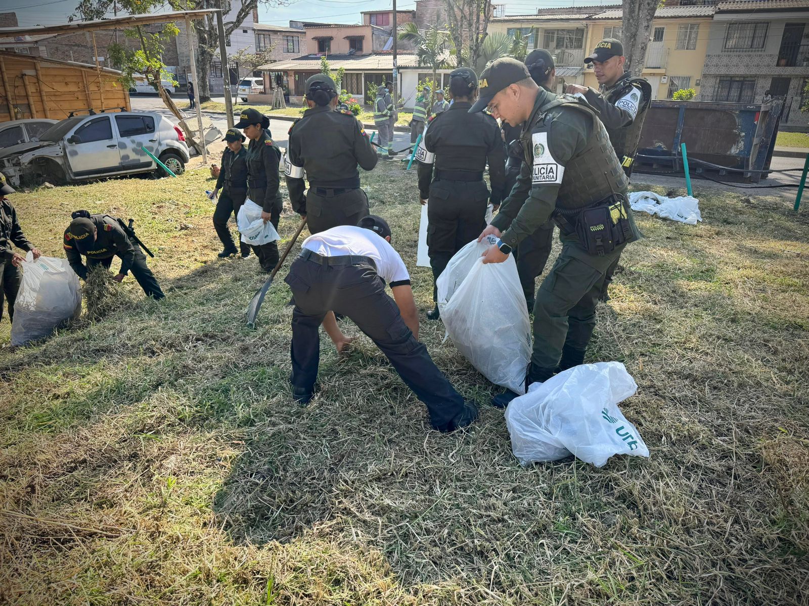 La Policía Nacional impulsa la recuperación de zonas verdes en el barrio Santa Fe