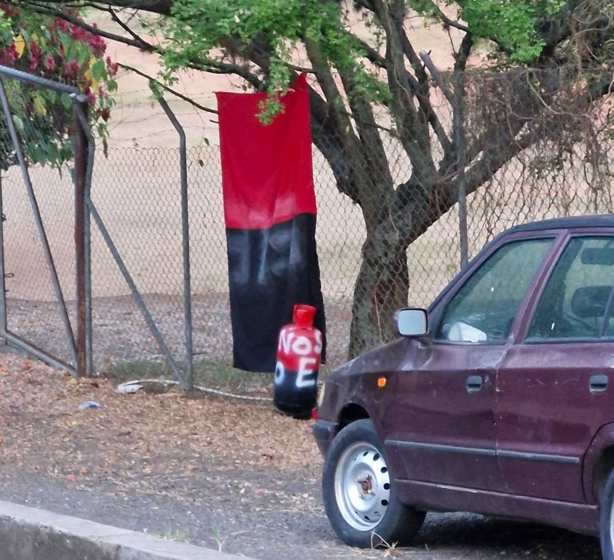 ¡Qué peligro! Guerrilleros del ELN instaron cilindro y una bandera cerca a un colegio en Santander de Quilichao