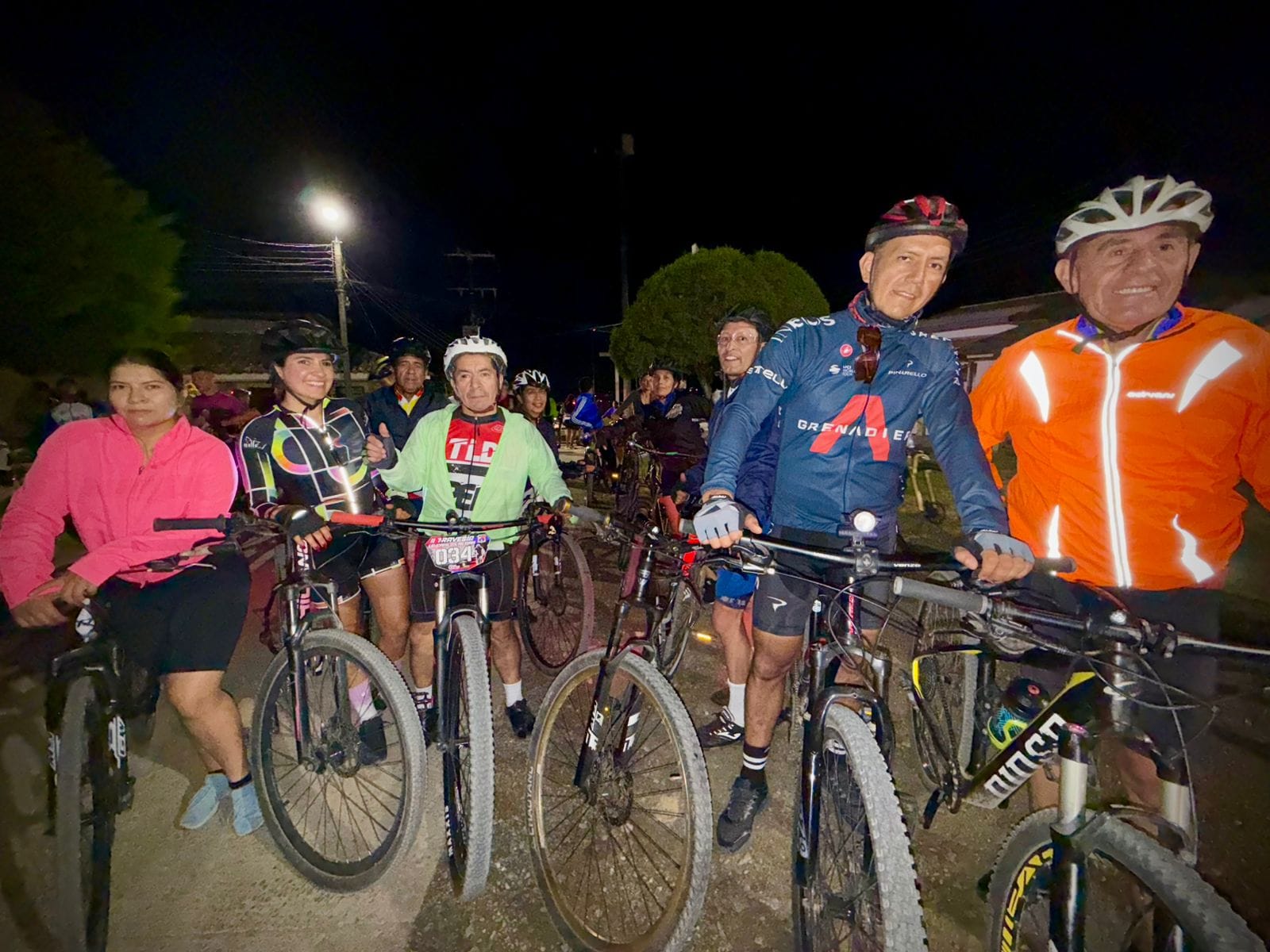 Policía Nacional realiza Ciclopaseo Nocturno en Timbío en homenaje al Intendente Miguel Ibarra