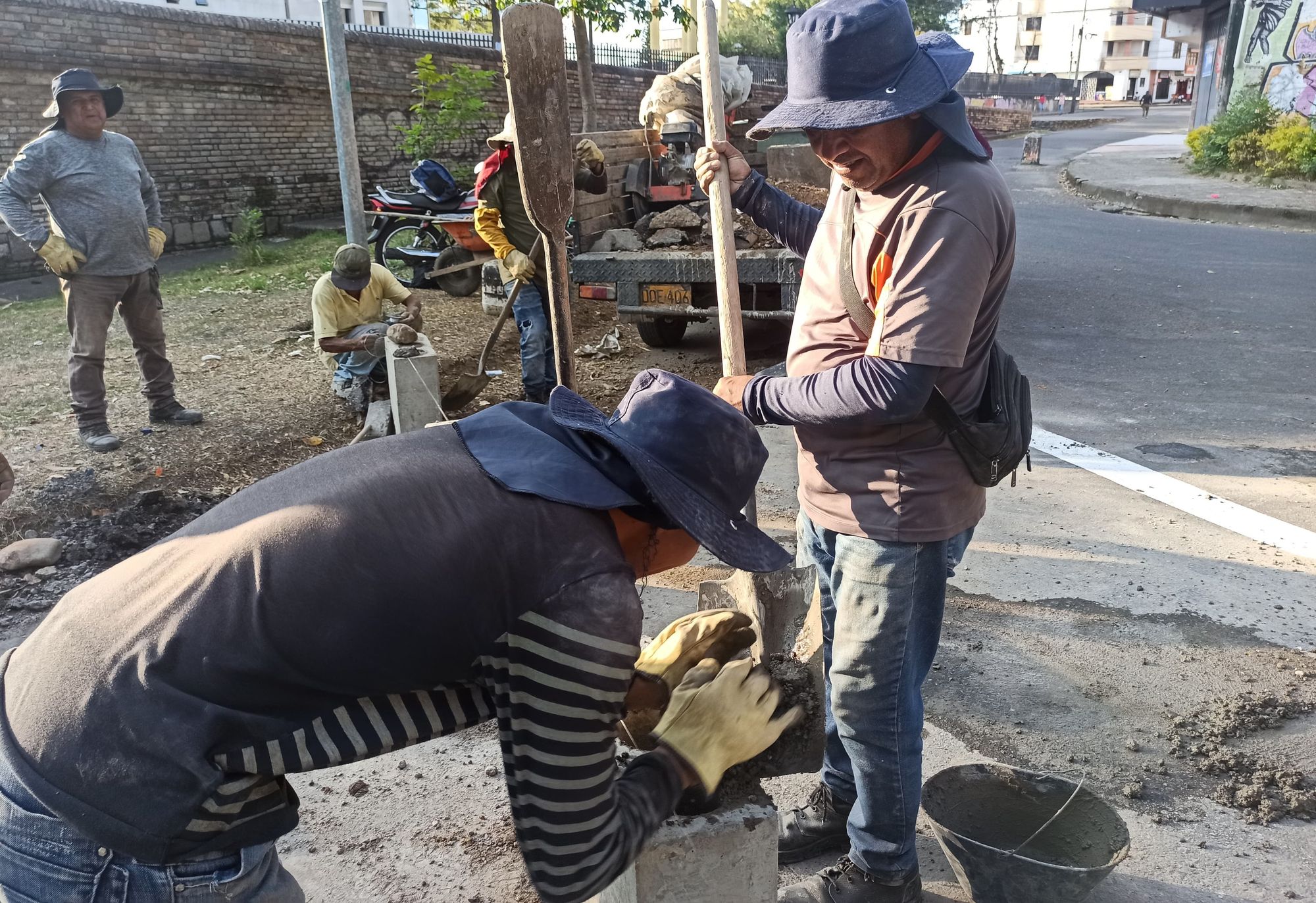 Instalan bolardos de concreto para proteger el Puente del Humilladero