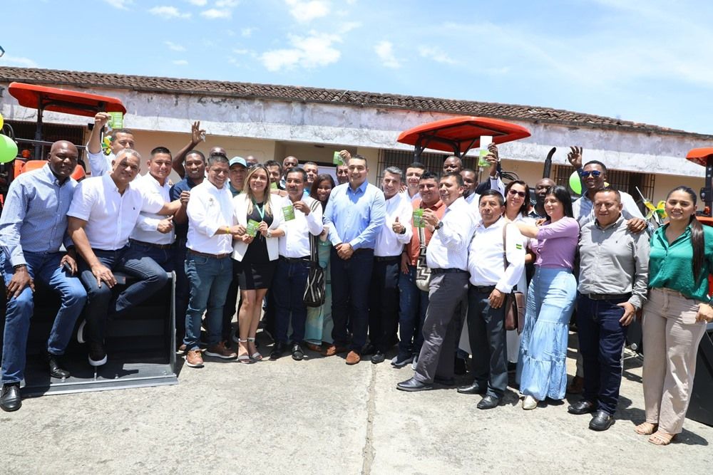 Gobernación del Cauca entrega 18 kits de maquinaria verde para fortalecer el sector agropecuario