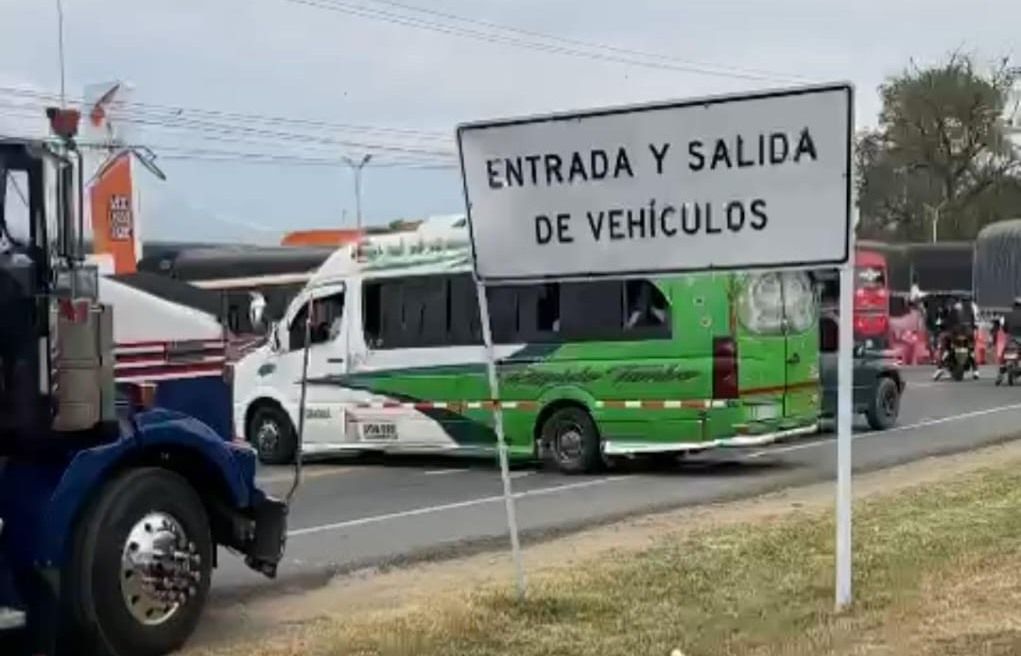 Vía Panamericana en el Cauca sin bloqueos: camioneros se mantienen a un costado