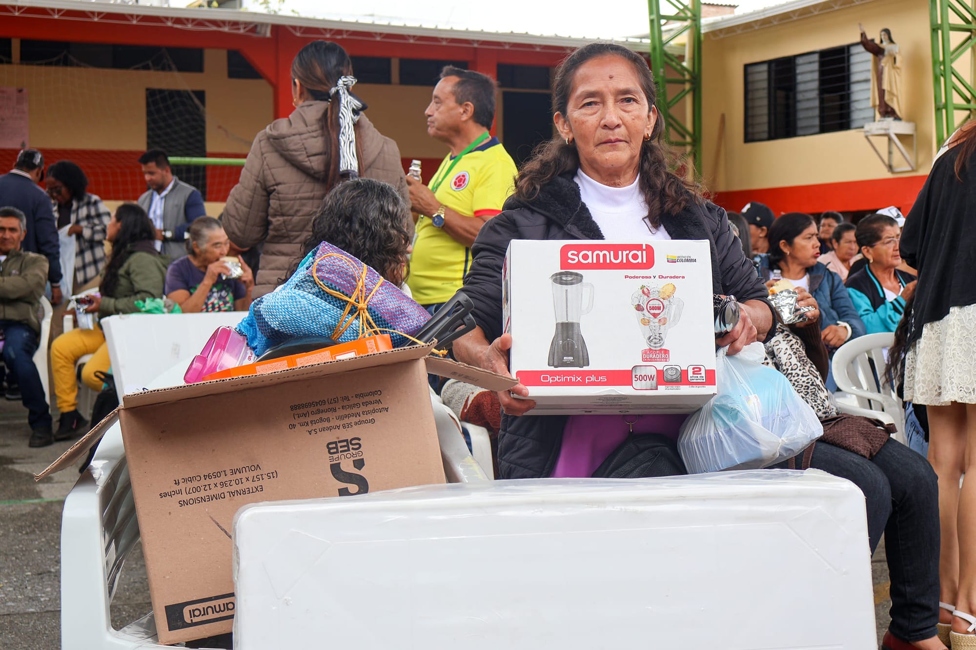 Gobernación y alcaldía de Rosas entregan equipos de cocina a mujeres afectadas por el gigantesco derrumbe de principios de 2023