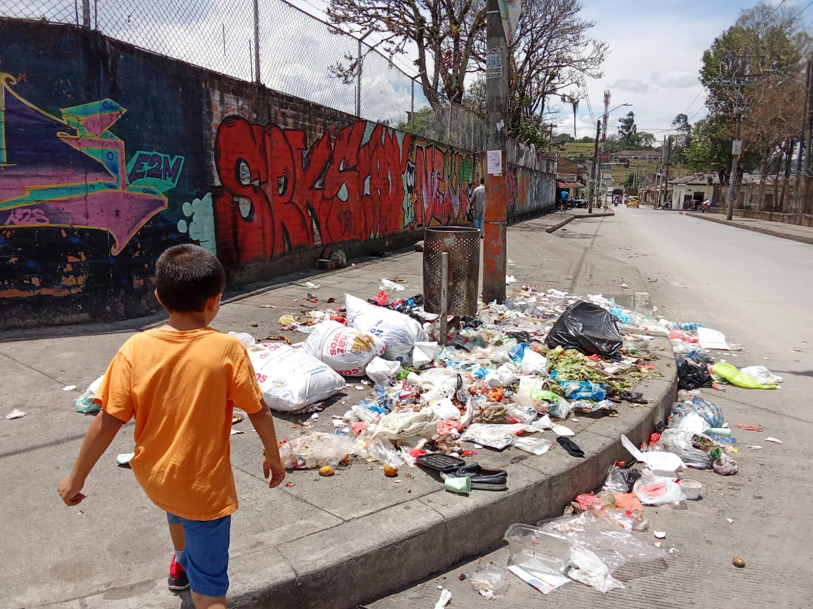 Popayán: caminan entre grandes cantidades de basura