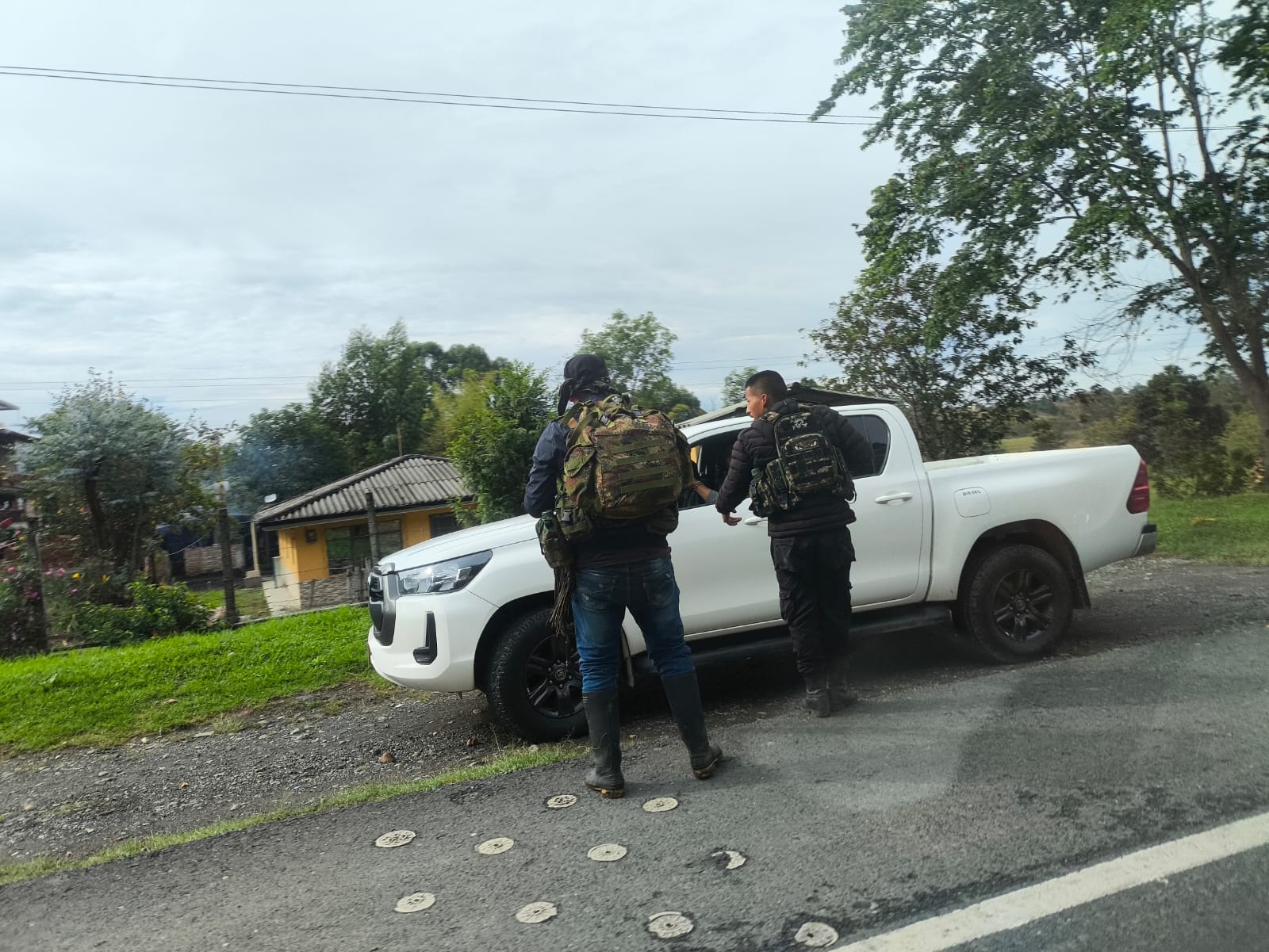 Esta es la foto cuando disidentes de las Farc ejecutaron un retén en plena vía Panamericana