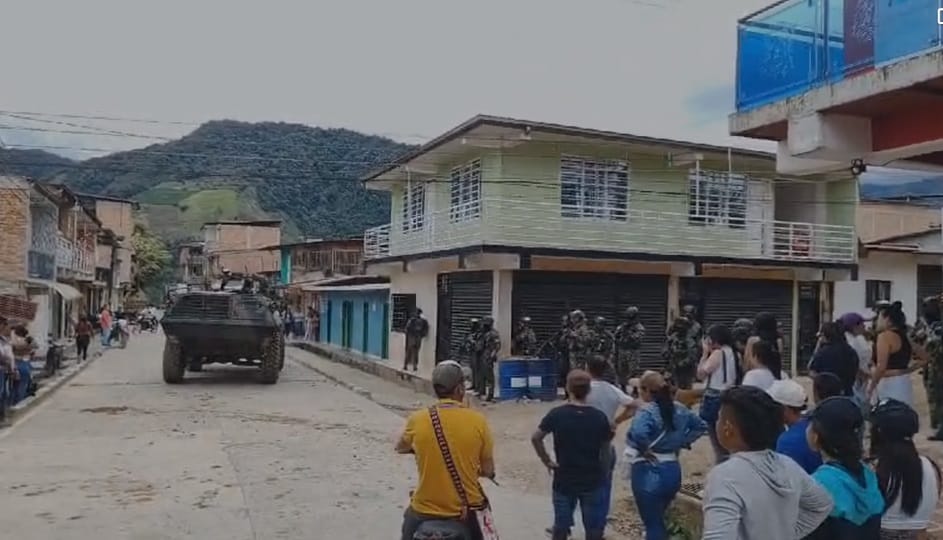 ¡El Plateado es terror y muerte! Siete heridos luego que lanzaran explosivos desde drones cuando campesinos rodeaban al Ejército