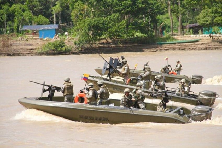 (Vídeo) Momentos de pánico vivieron miembros de la Armada Nacional en ataque de las disidencias con drones