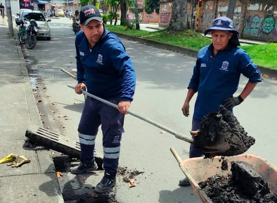 Limpieza de sumideros en la Calle 13 para prevenir inundaciones