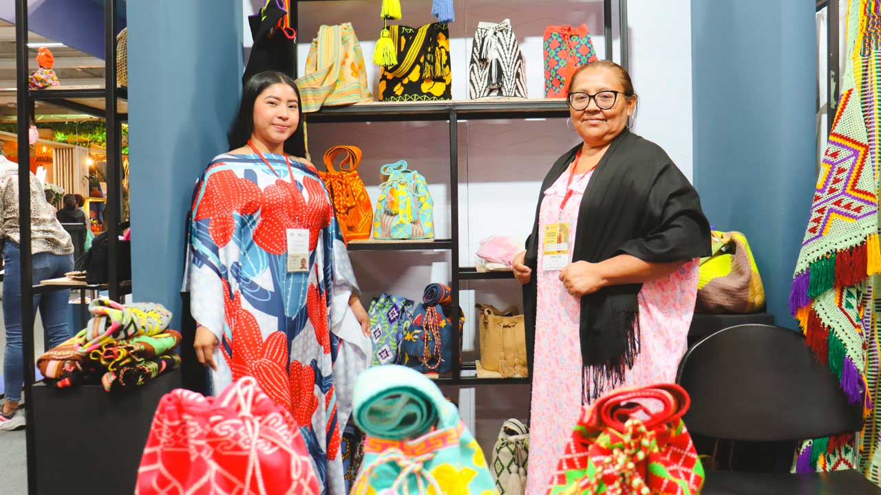 Emprendedoras del Fondo Mujer Libre y Productiva participan en expoartesanías