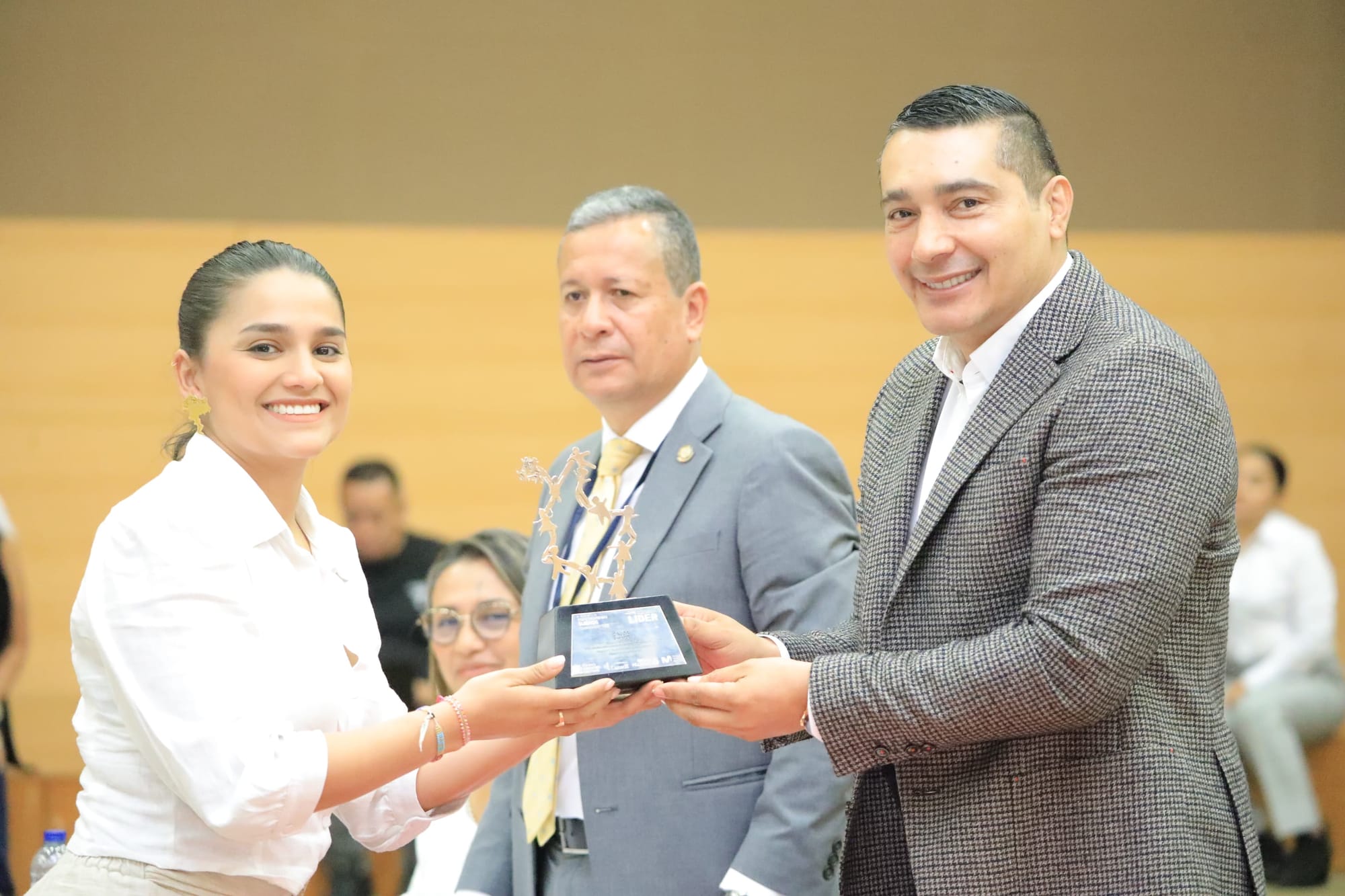 Gobernador del Cauca recibe premio “Construyendo Sueños” entregado por Colombia Líder