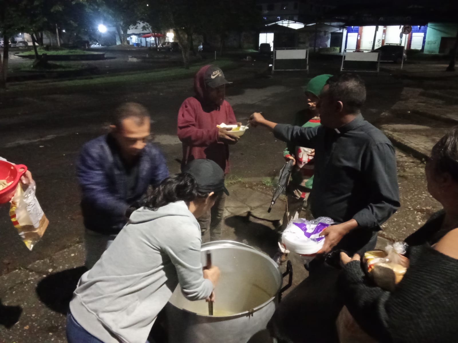 El sacerdote y los feligreses que hicieron realidad las enseñanzas de Jesús al compartir un consomé con los habitantes de calle de Popayán