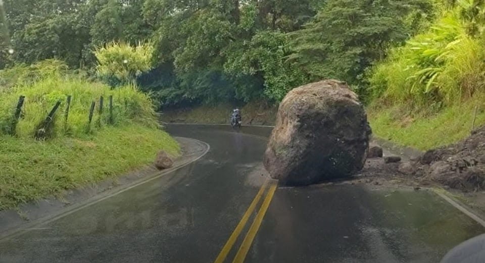 Roca gigante en la Panamericana afecta el paso entre Popayán y Pasto