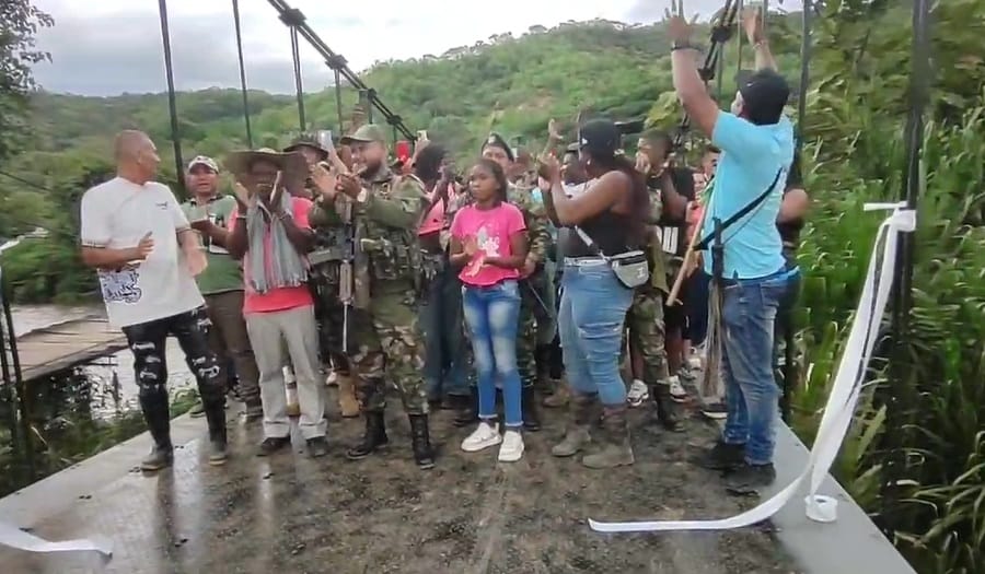 Vuelve y juega: las disidencias de las Farc construyen otro puente vehicular en el Cauca