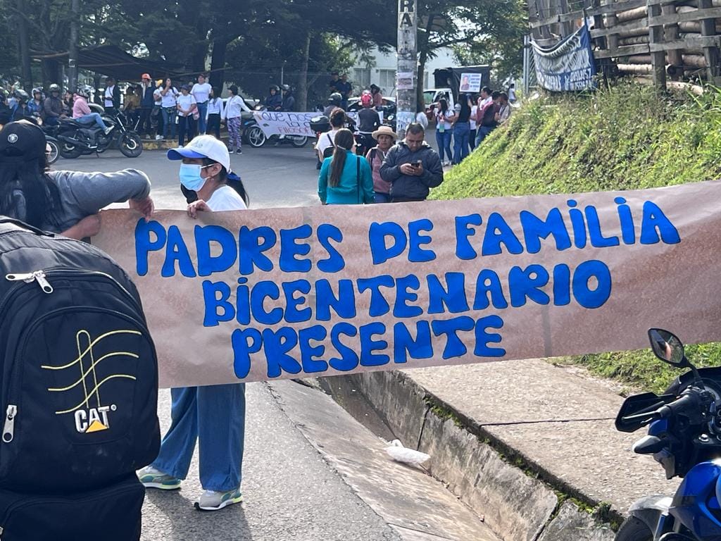 Padres de familia del colegio Bicentenario se movilizan para pedir a la Alcaldía continuidad de los Hermanos Maristas